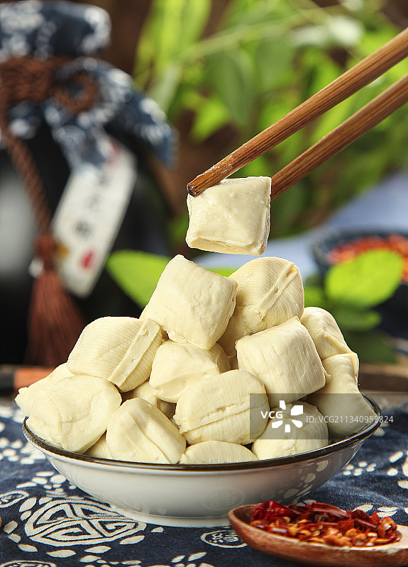 花布底上的包浆豆腐图片素材