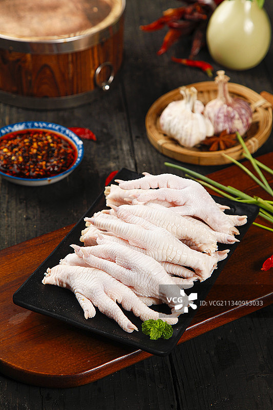 木板上放着一盘鸡爪子图片素材
