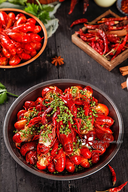 盆子里放着藤椒虾图片素材