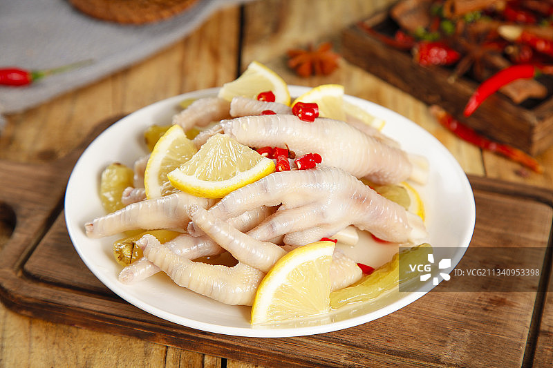 盘子里装着柠檬凤爪图片素材