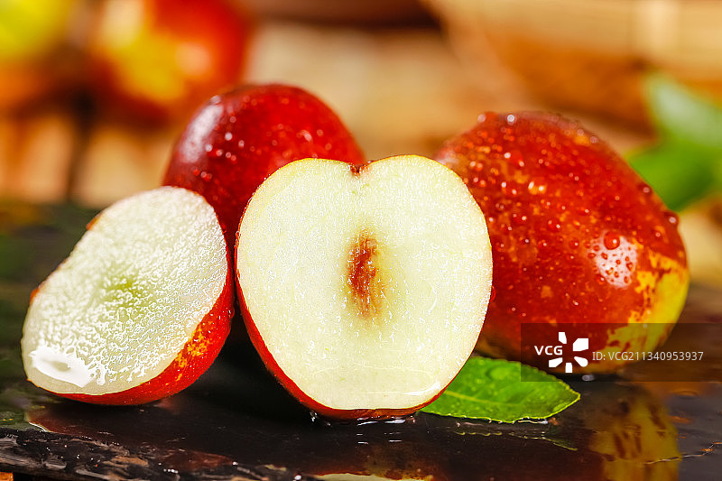 石板上放着新鲜枣子图片素材