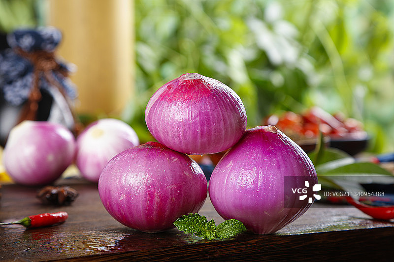 木板上的紫皮洋葱图片素材