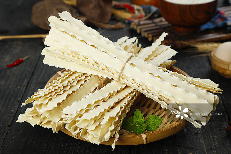 木板上放着手工刀削面图片素材