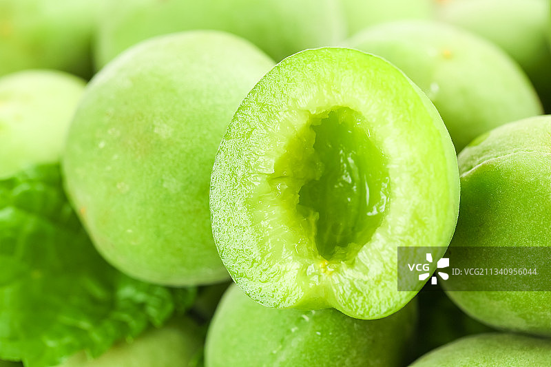 木盘上放着酸梅子图片素材