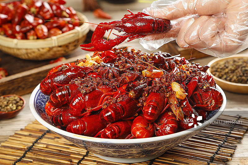竹垫子上放着一碗油焖大虾图片素材