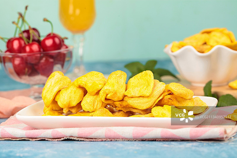 碟子里装着菠萝蜜果干图片素材