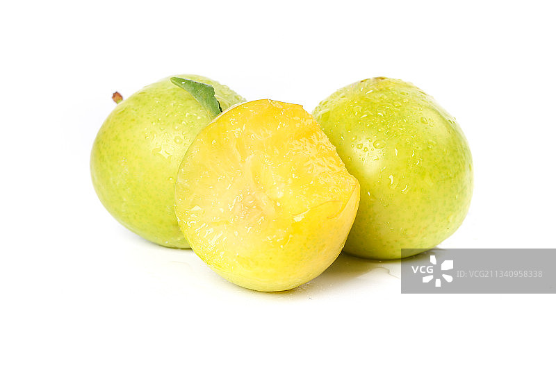 白底上摆放着蜂糖李子图片素材