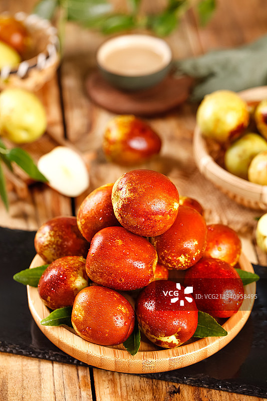 深底上的冰糖枣图片素材