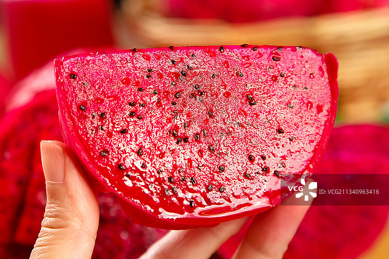 木板上的新鲜火龙果图片素材