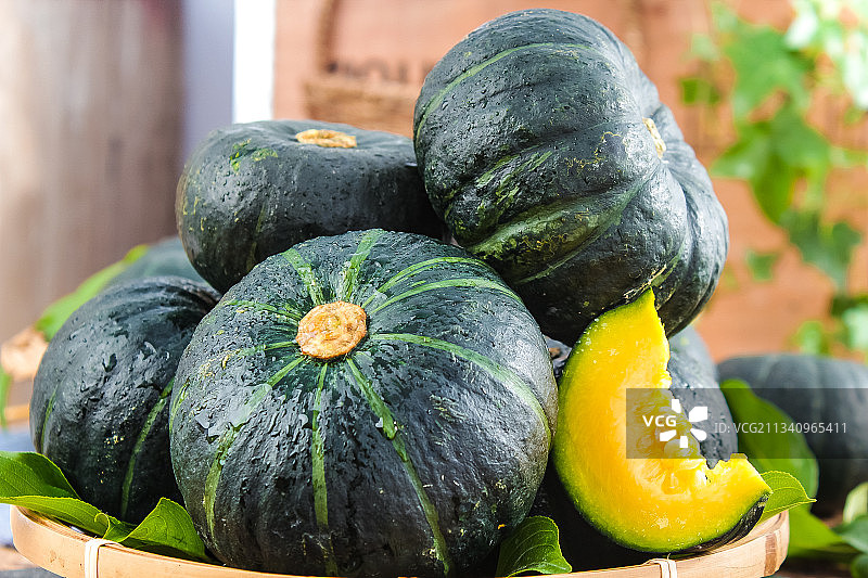 篮子里装着板栗南瓜图片素材