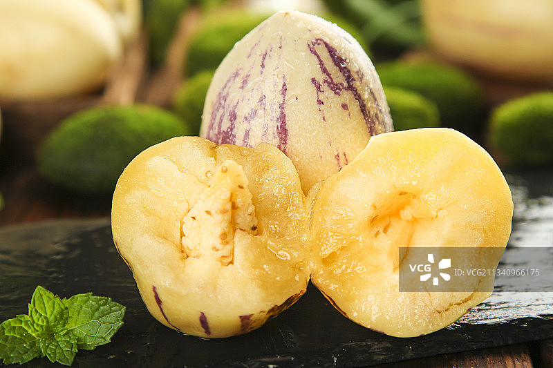 深底上摆放着云南石林人参果图片素材