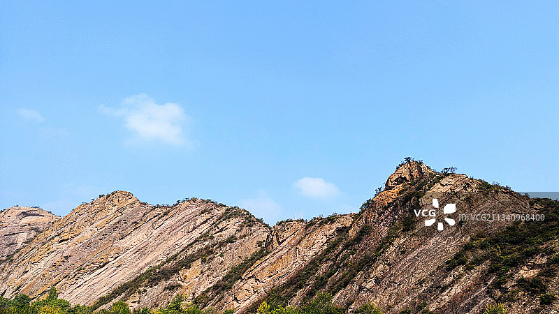 蓝天下线条硬朗的山峰图片素材