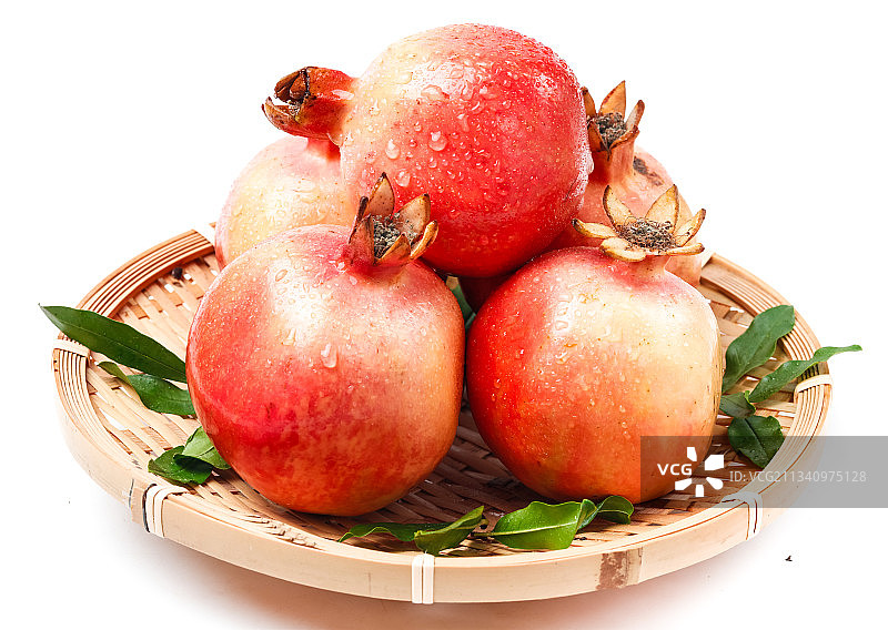 一筐软籽石榴放在白底上图片素材