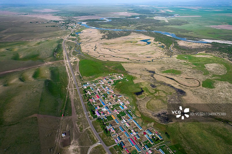 新疆昭苏特克斯河畔新农村农舍图片素材