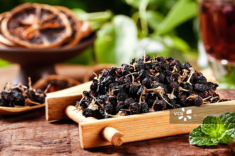 盘子里装着枸杞子图片素材