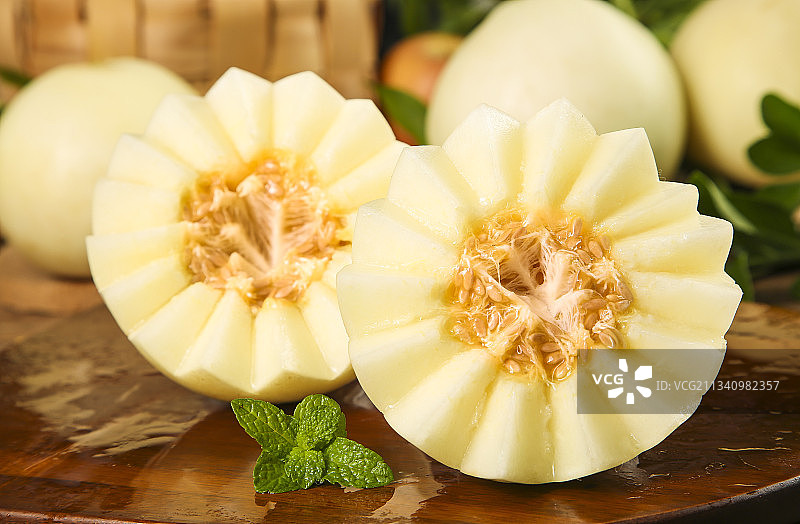 木板上放着切开的陕西阎良甜瓜图片素材