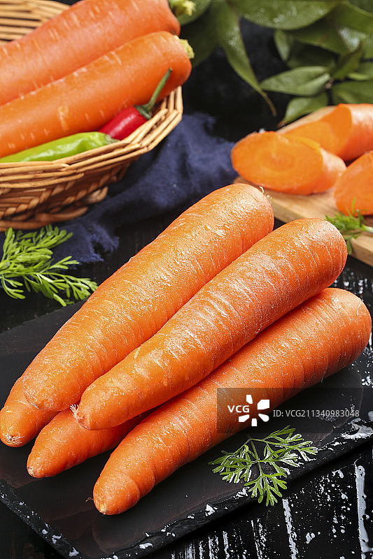 黑底上摆放着胡萝卜图片素材