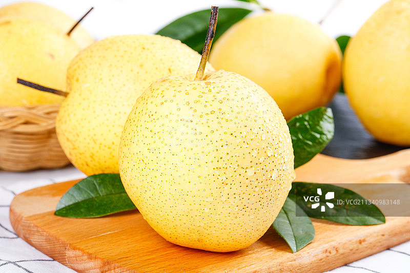 格子底上放着冰糖雪梨图片素材