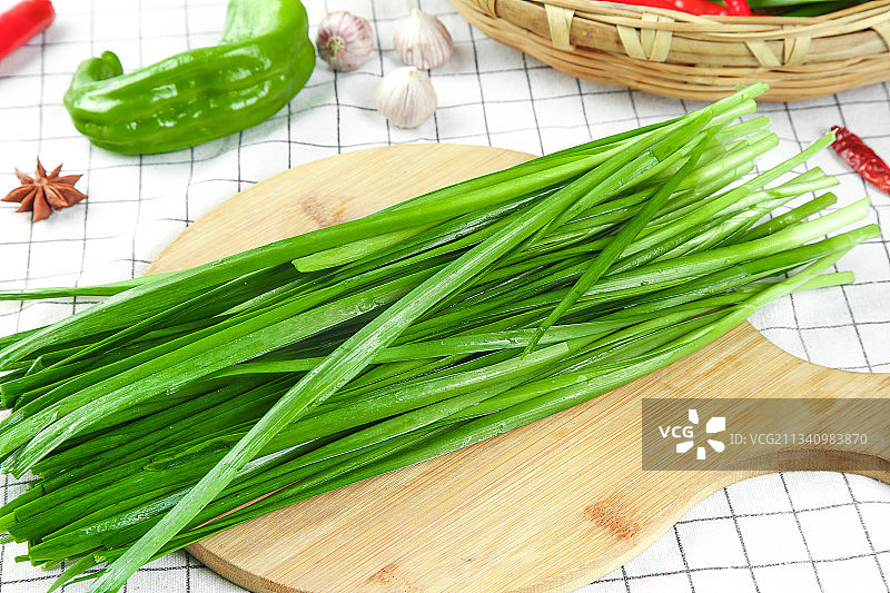 格子底上的鲜嫩韭菜图片素材