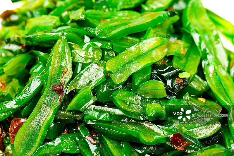 木底上放着一盘香辣海白菜图片素材