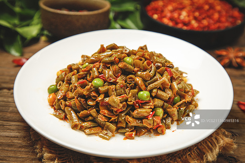 一盘酸豆角放在木底上图片素材