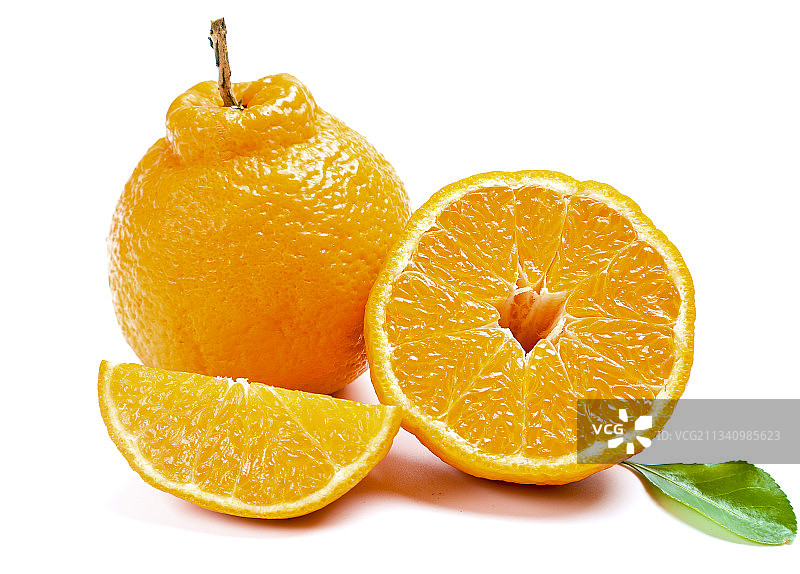 切开的四川丑橘放在白底上图片素材