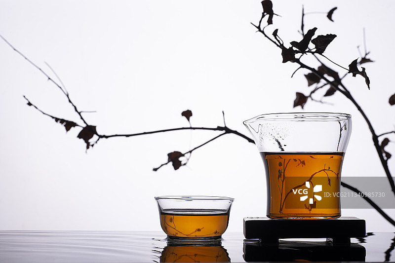 在水面上的玻璃茶杯图片素材
