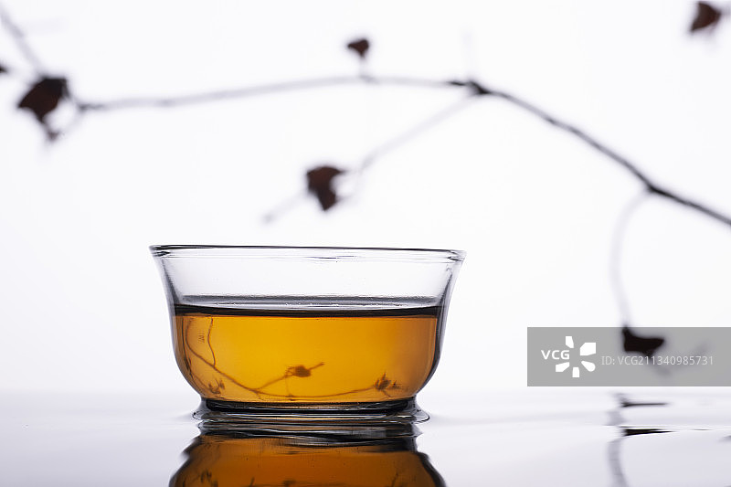 在水面上的玻璃茶杯图片素材