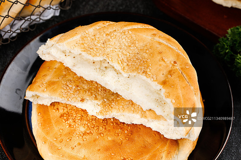 木板上放着芝麻烧饼图片素材