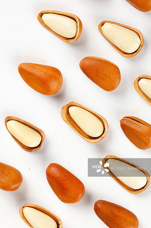 白底上放着巴西松子图片素材
