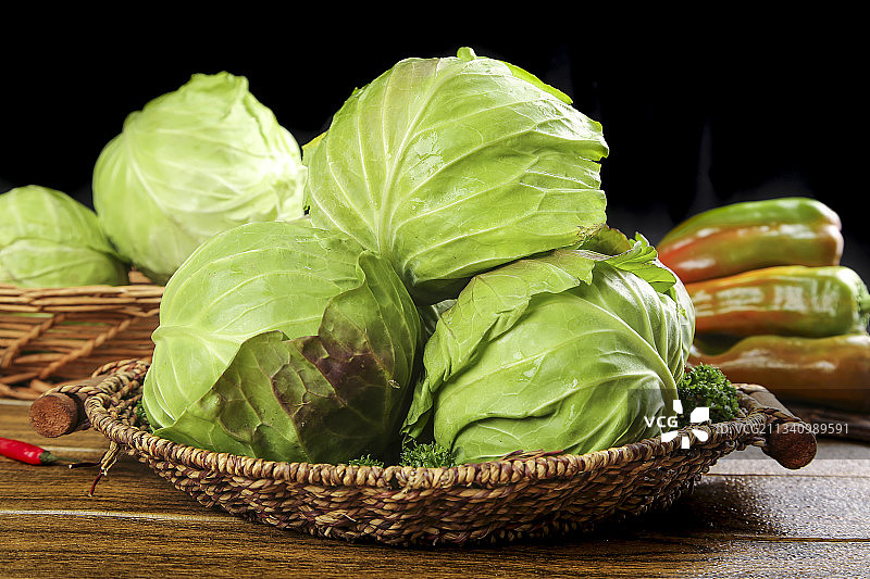 篮子里装着绿甘蓝图片素材