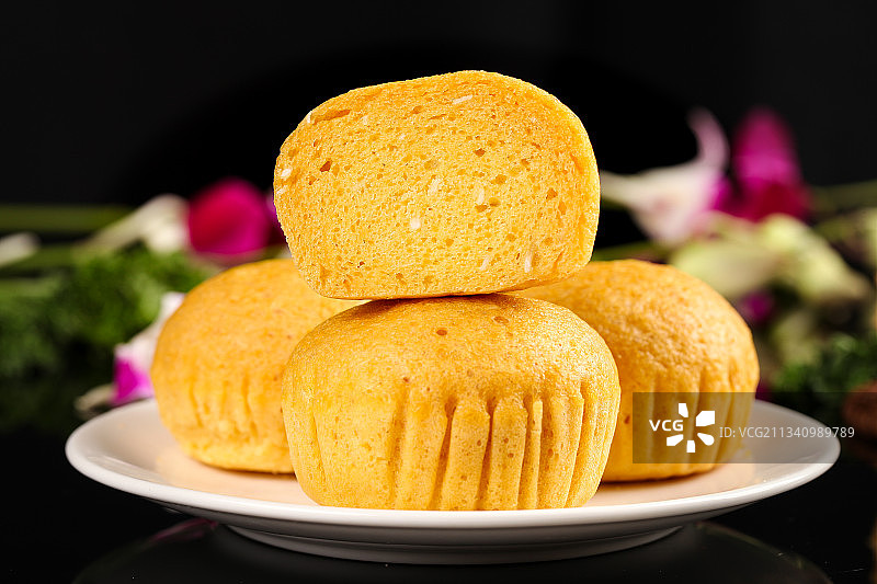 盘子里装着古法马拉糕图片素材