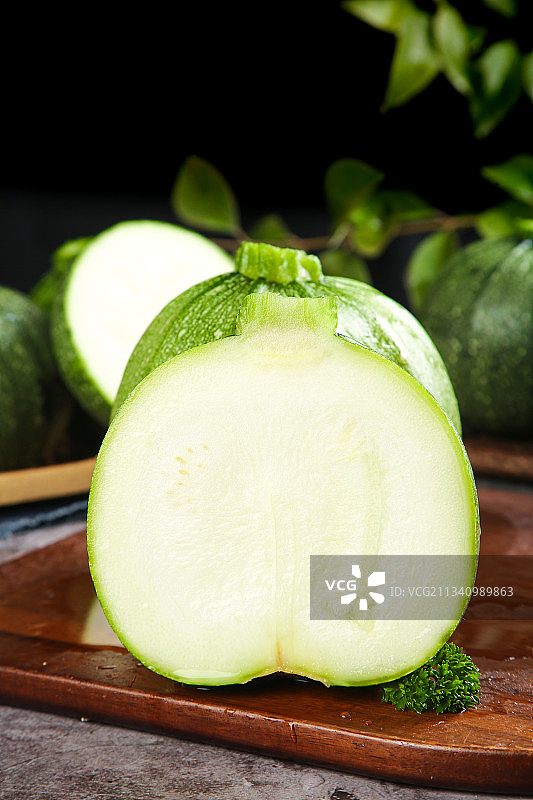 木板上放着青皮小南瓜图片素材