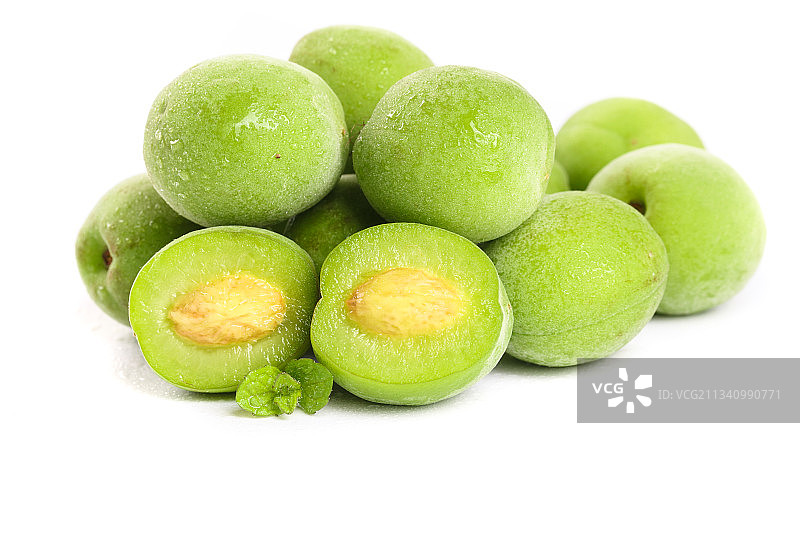 白底上放着切开的高山青梅图片素材