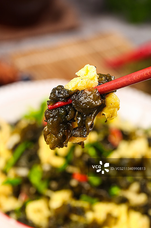 盘子里装着地皮菜炒鸡蛋图片素材