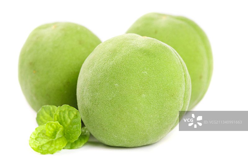 白底上新鲜的青梅图片素材