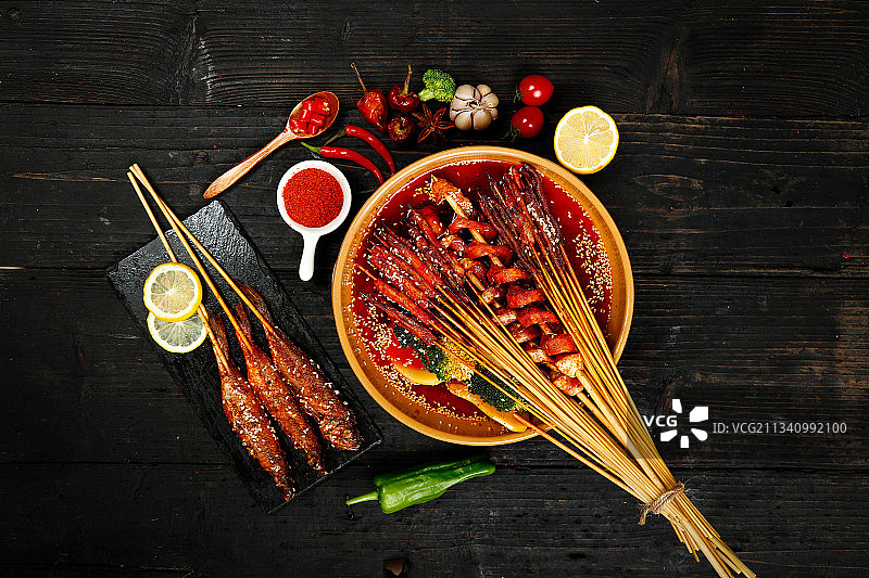 木底上放着一碗钵钵鸡图片素材