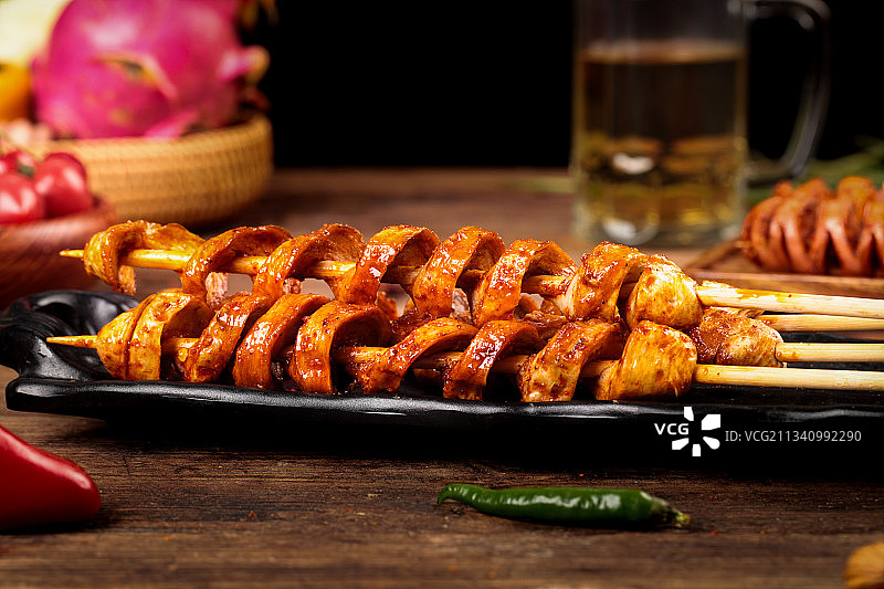 一盘烤面筋放在木底上图片素材
