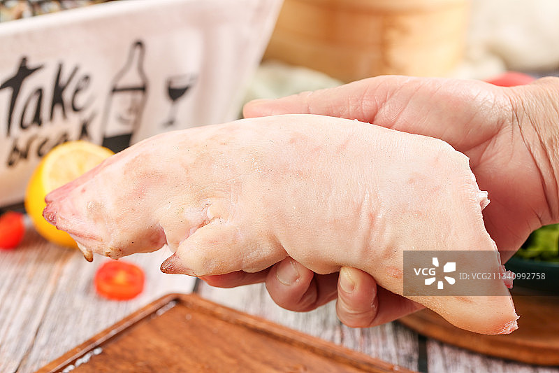 手里拿着新鲜猪蹄图片素材