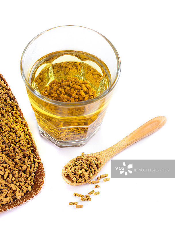 白底上放着一杯苦荞茶图片素材