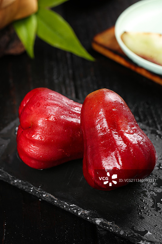 黑底上放着新鲜的莲雾图片素材