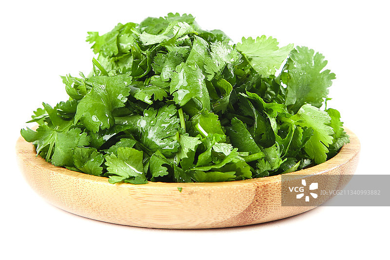 一盘香菜叶放在白底上图片素材