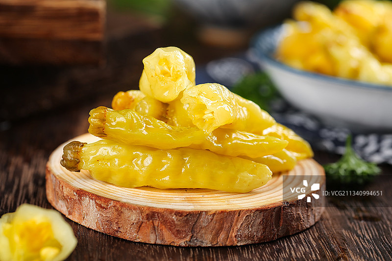 木板上放着野山椒图片素材