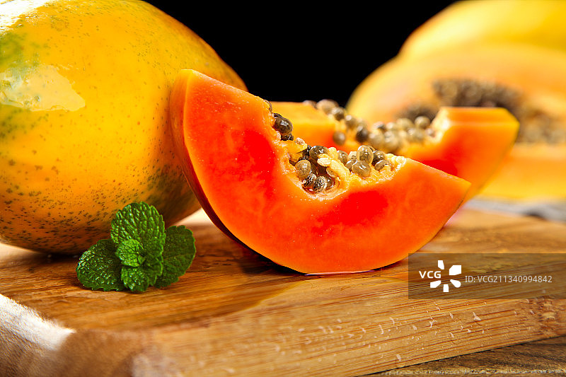 木板上放着红心牛奶木瓜图片素材