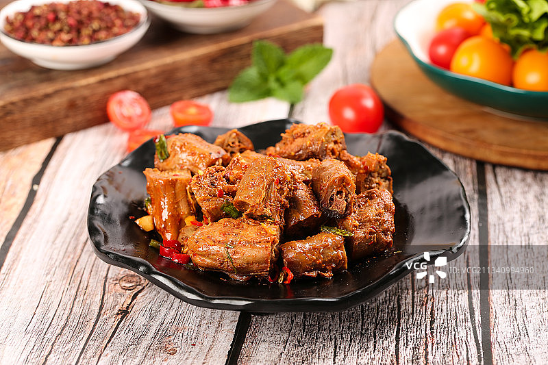 盘子里装着香辣鸭脖图片素材