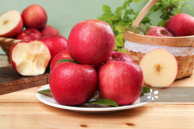盘子里装着秦冠苹果图片素材
