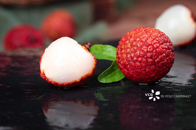 黑底上的新鲜荔枝图片素材