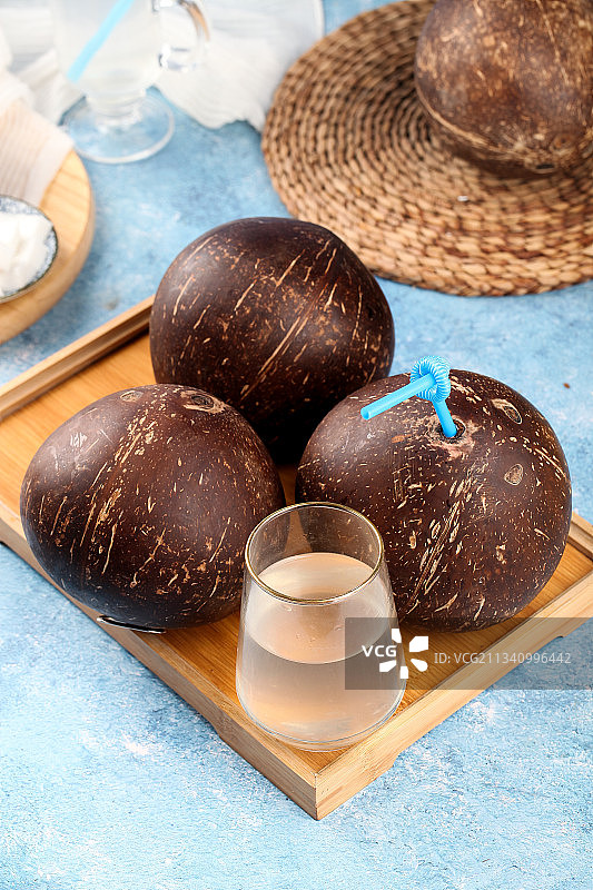 盘子里放着椰皇图片素材