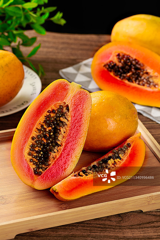 木板上的雷州红心木瓜图片素材