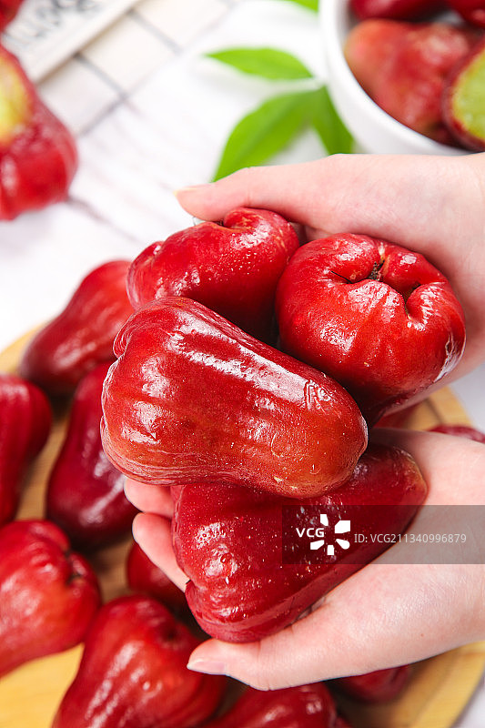 手拿新鲜莲雾图片素材